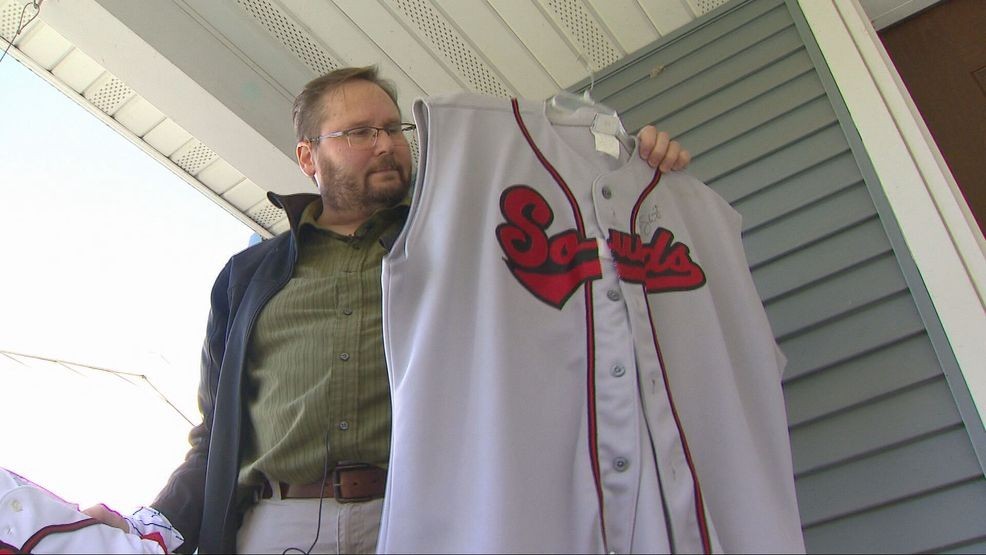 Brewers fan makes long drive from Wisconsin to Tampa Bay for Game 3 — Fox 11 Green Bay Local, Chanhassen Sports news