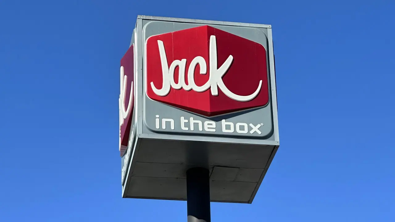 Scalding hot coffee thrown into fast-food manager’s face by angry customer, DA says — Chanhassen Dining news